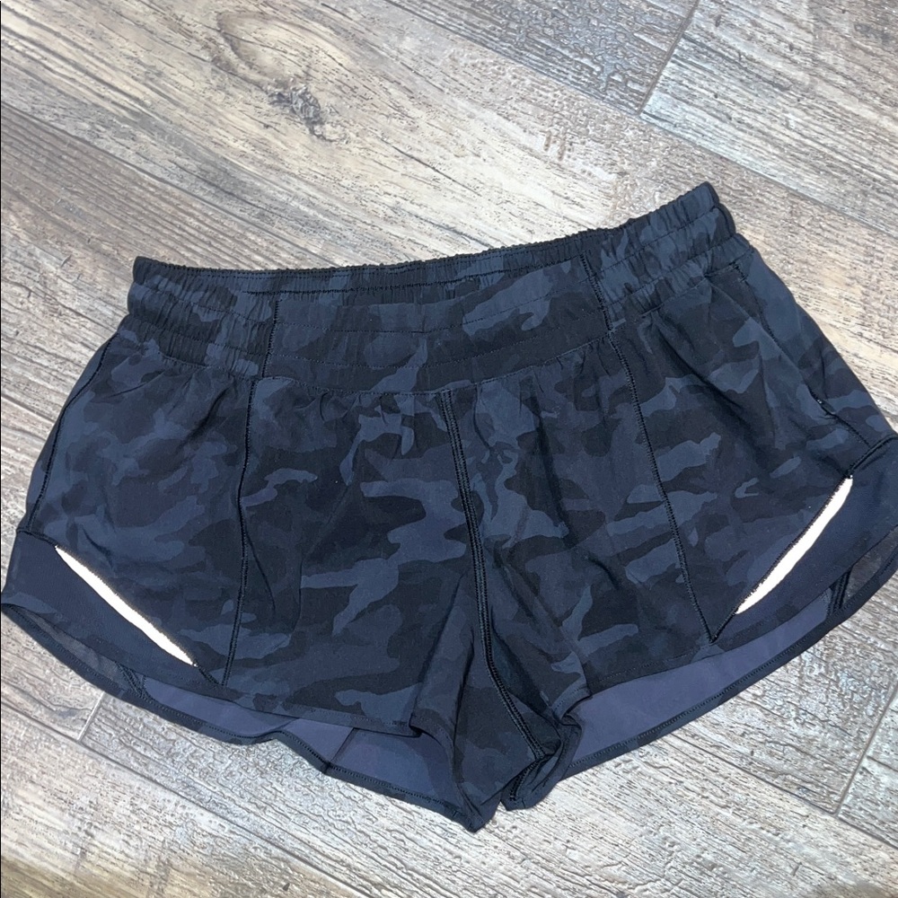 NWOT Lululemon hotty hot short 2.5 camo black